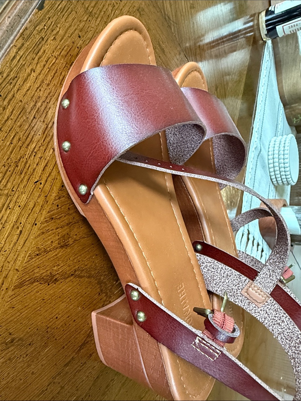 Cushionaire size 10 sandals